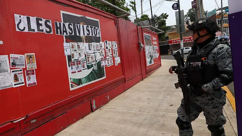 Madres buscadoras tapizan alrededores del Estadio Banorte con fichas de sus desaparecidos
